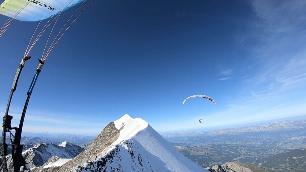 Mont Blanc Parapente. Biplace devant l'aiguille de bionnassay