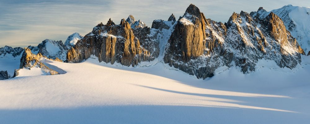 Panorama des aiguilles dorées dans le massif du Mont Blanc. Un paysage de montagne à imprimer en tirage d'art.
