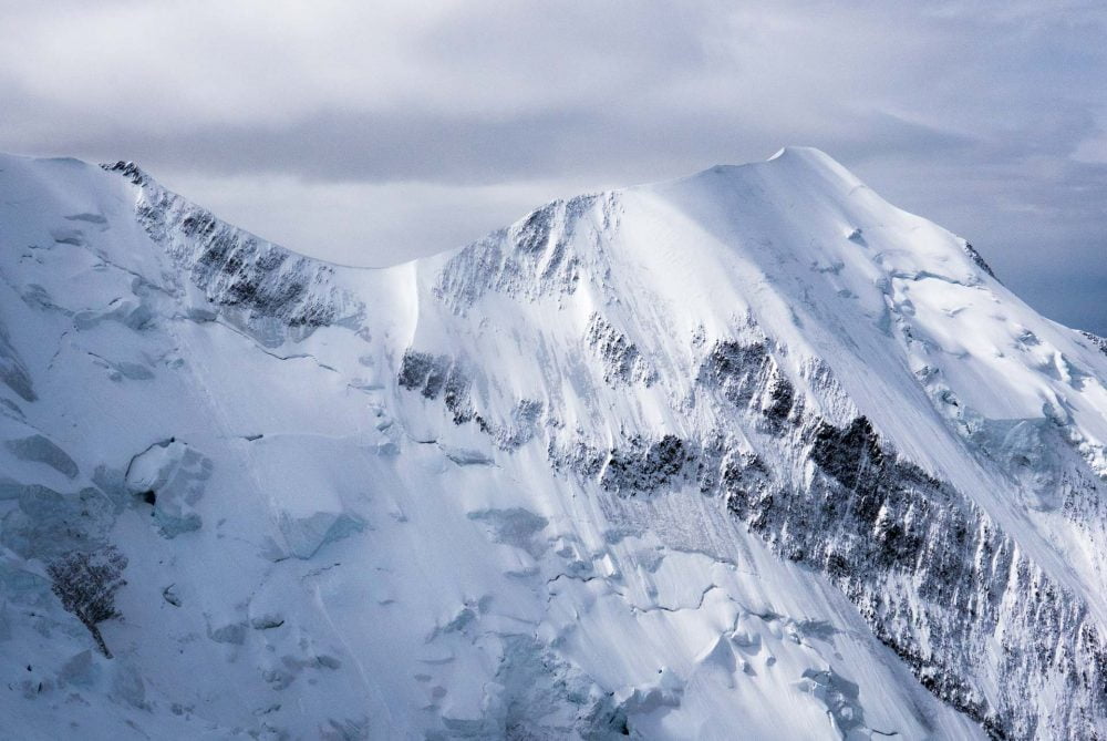 Photos de parapente. photographie de paysage de montagne de l'aiguille de Bionnassay, au dessus de chamonix dans le massif du mont blanc