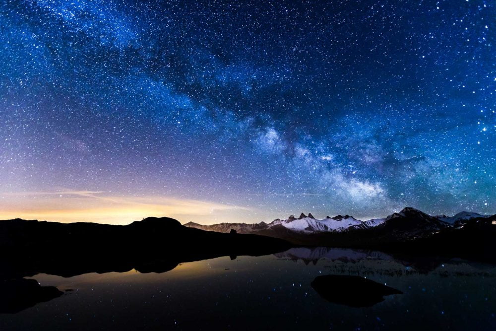 voie lactée au dessus des aiguilles d'arves. Une photo de paysage de montagne prise dans un autre massif des alpes