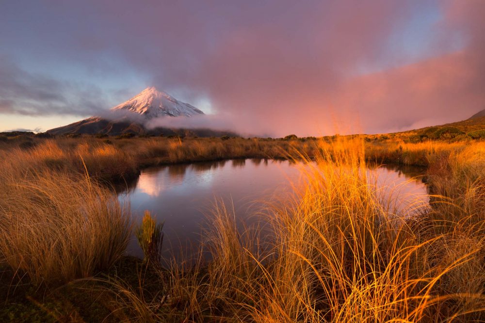 lever de soleil sur le mont taranaki lors d'un trek. Paysage de montagne de nouvelle zélande