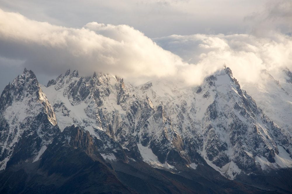photographie de paysage de montagne dans le massif du mont blanc. Foehn sur les aiguilles de Chamonix