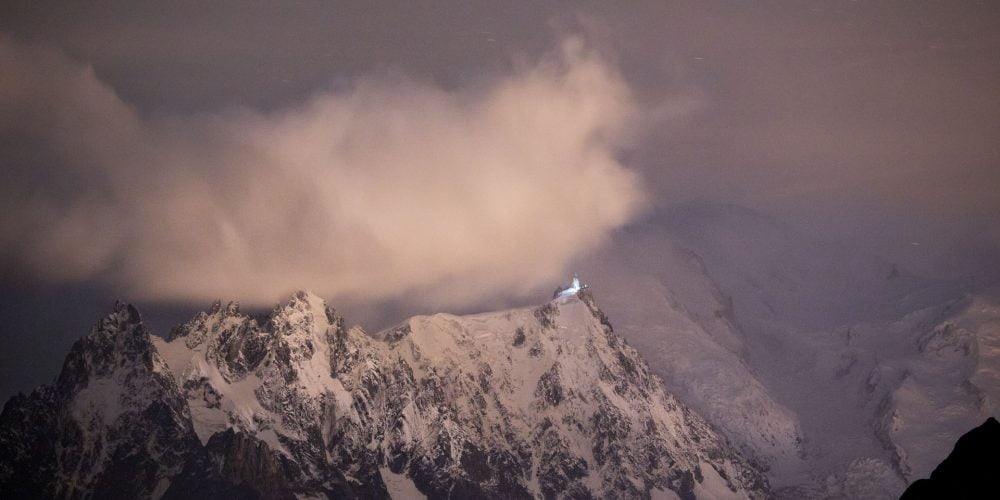 photographie de paysage de montagne dans le massif du mont blanc. Photo de nuit des aiguilles de chamonix
