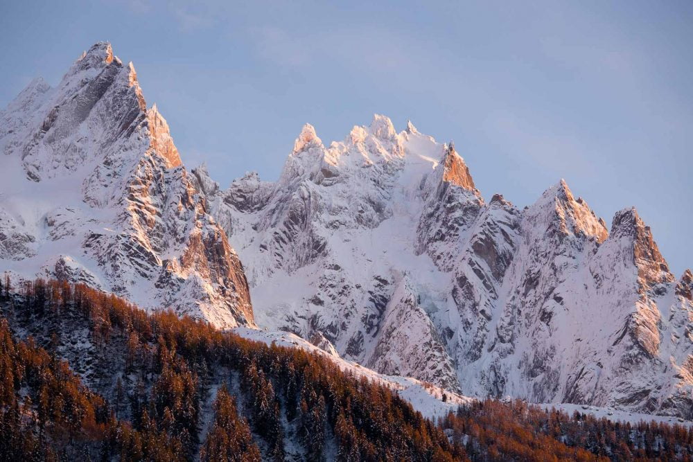 photographie de paysage de montagne dans le massif du mont blanc. Coucher de soleil sur les Aiguilles de Chamonix