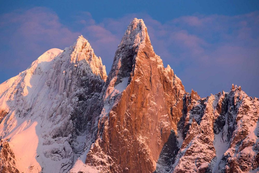 photographie de paysage de montagne dans le massif du mont blanc. Les drus et l'aiguille verte au couchant