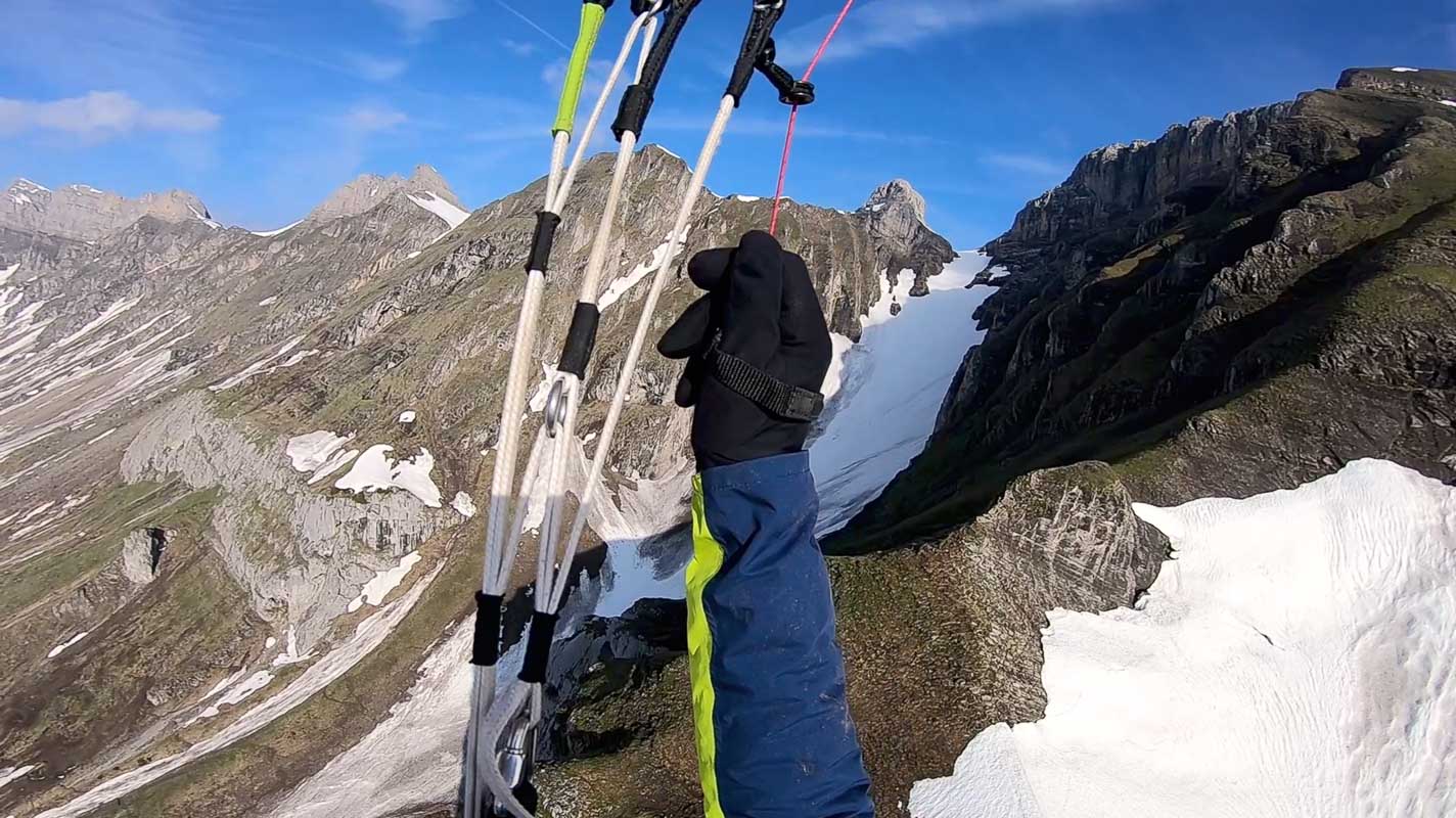 Pointe d’Areu-2 Vol randonnée à la pointe d'Areu. Passage en parapente devant le couloir de Doran