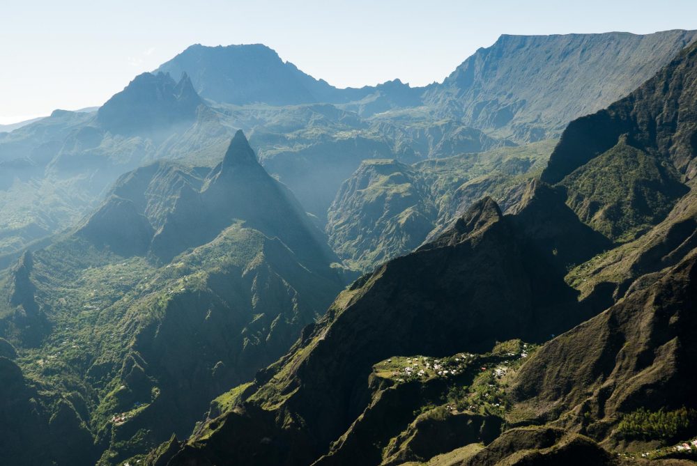 Le cirque de Mafate sur l'île de la réunion. Observé depuis le parapente après une randonnée au Maïdo