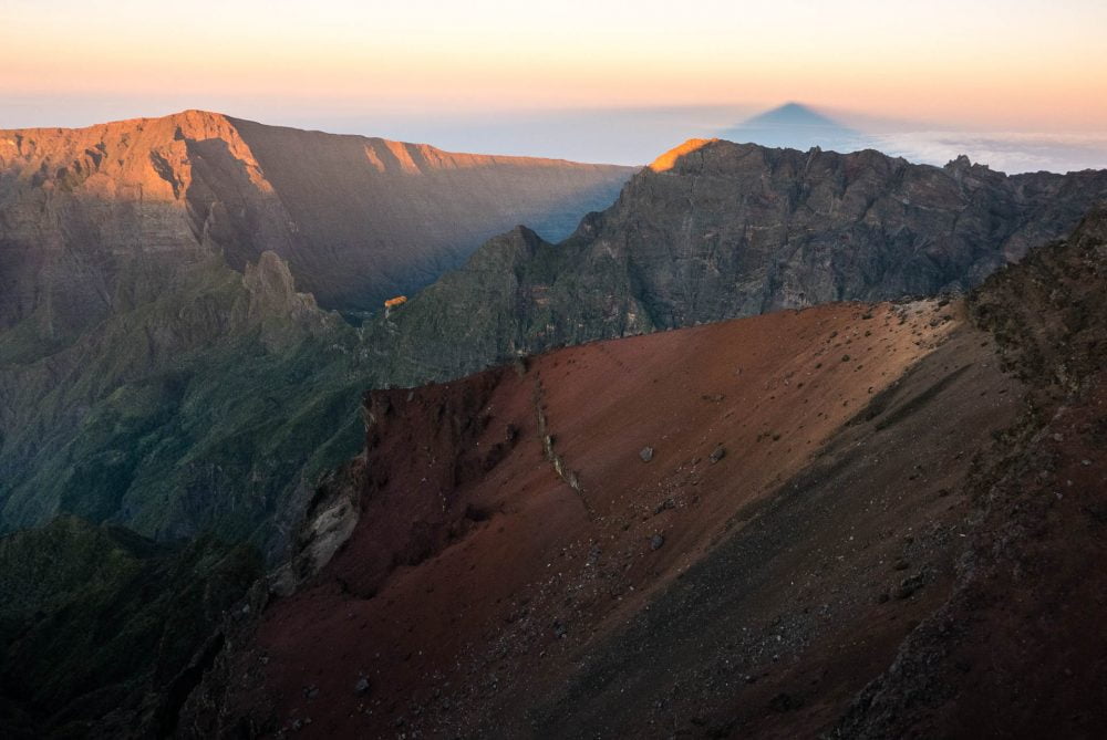 Lever de soleil sur le cirque de cilaos. Vue depuis le piton des neige à la réunion après une randonnée.