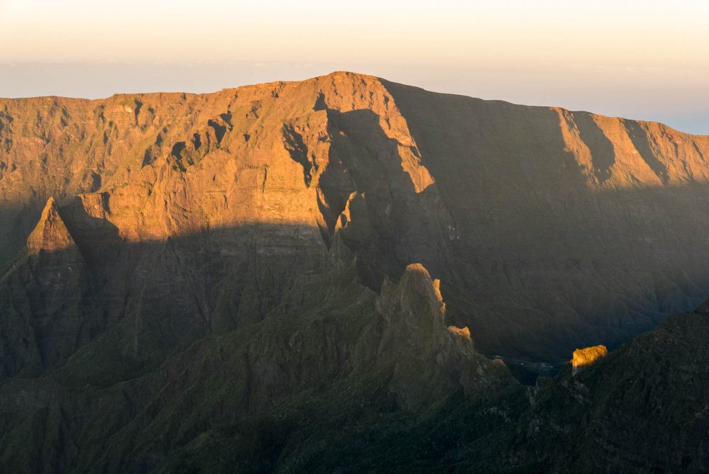 Lever de soleil sur le cirque de cilaos. Vue depuis le piton des neige à la réunion après une randonnée. La crête des trois salazes entre Cilaos et Mafate