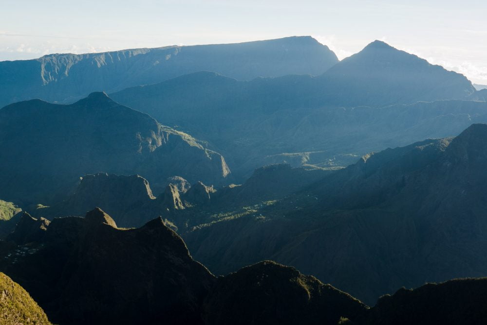 Le cirque de Mafate sur l'île de la réunion. Observé depuis le parapente après une randonnée au Maïdo