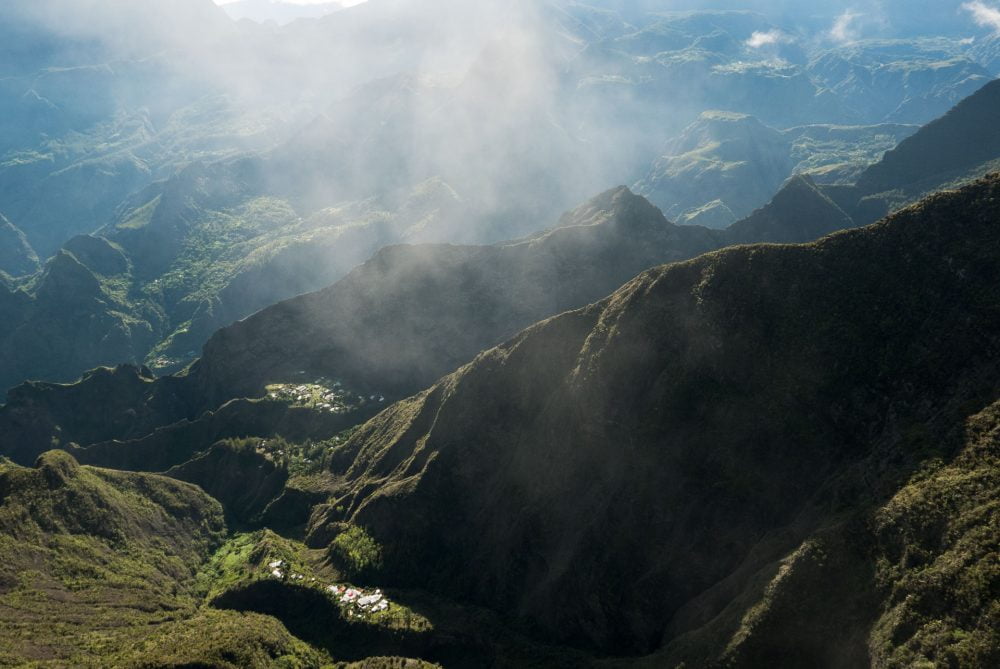 Le cirque de Mafate sur l'île de la réunion. Observé depuis le parapente après une randonnée au Maïdo