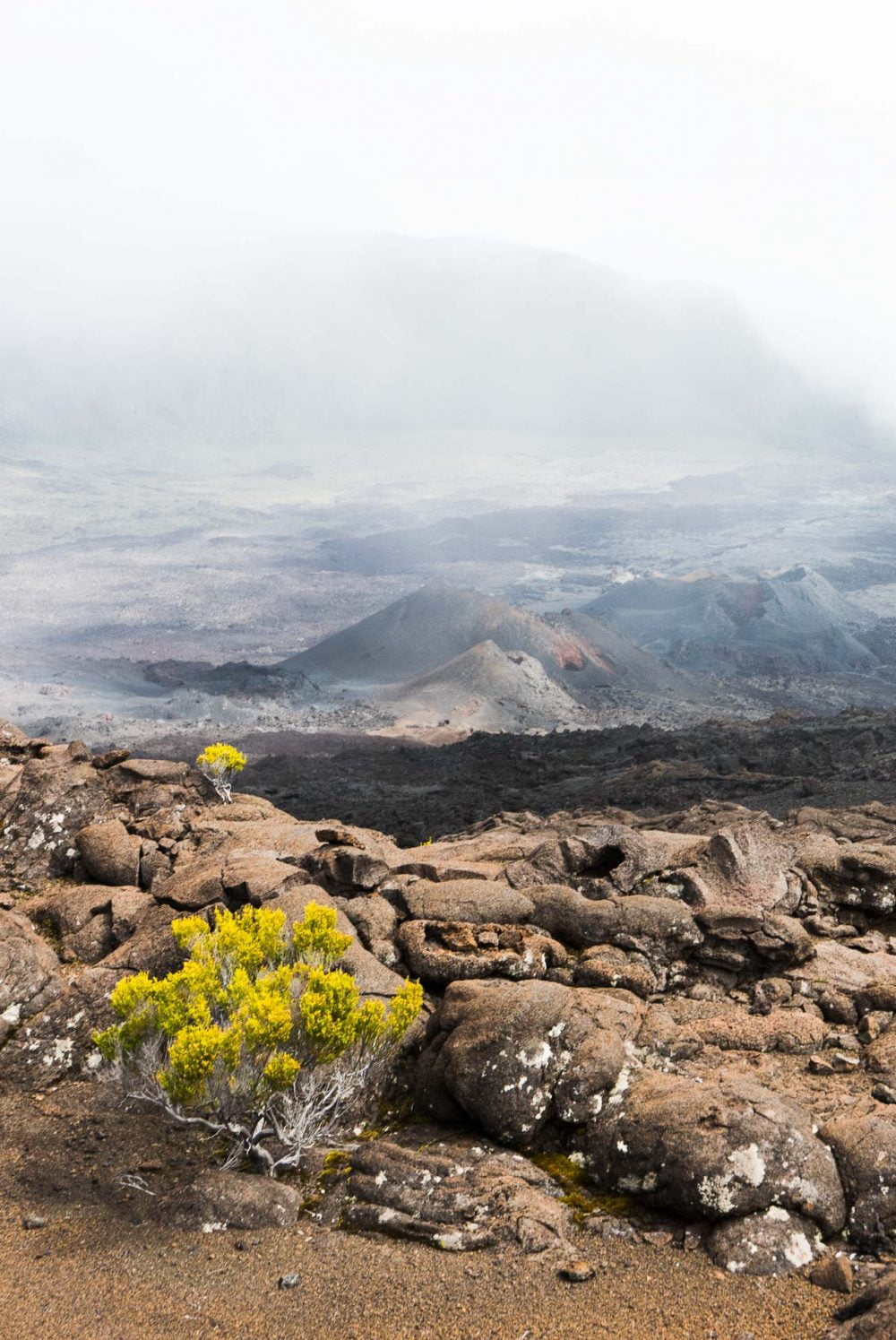 volcans, lave et roche au piton de la fournaise