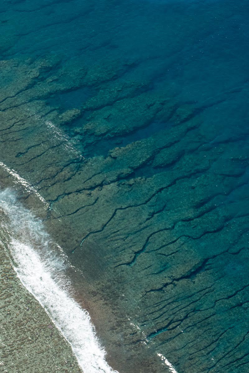 saint leu-1 les récifs coraliens de l'île de la réunion survolés en parapente. Vol au dessus de la mer