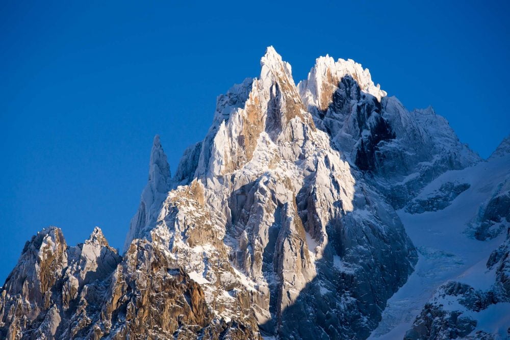 photographie de paysage de montagne dans le massif du mont blanc. Aiguille charmoz et grepon sous la glace