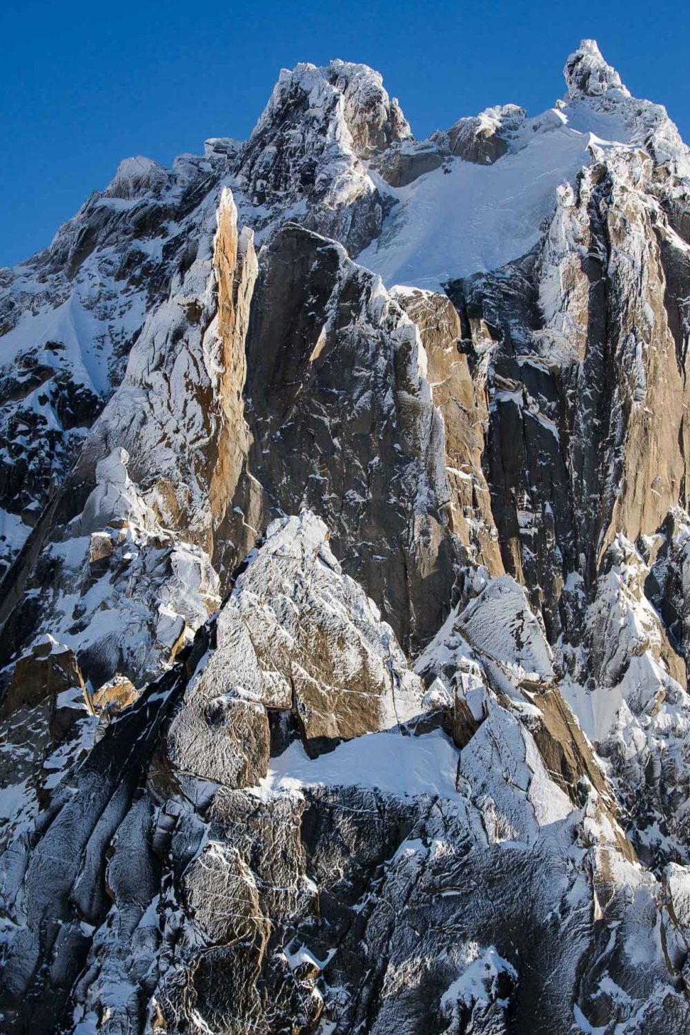 photographie de paysage de montagne dans le massif du mont blanc. Aiguilles des deux aigles et du plan sous la glace