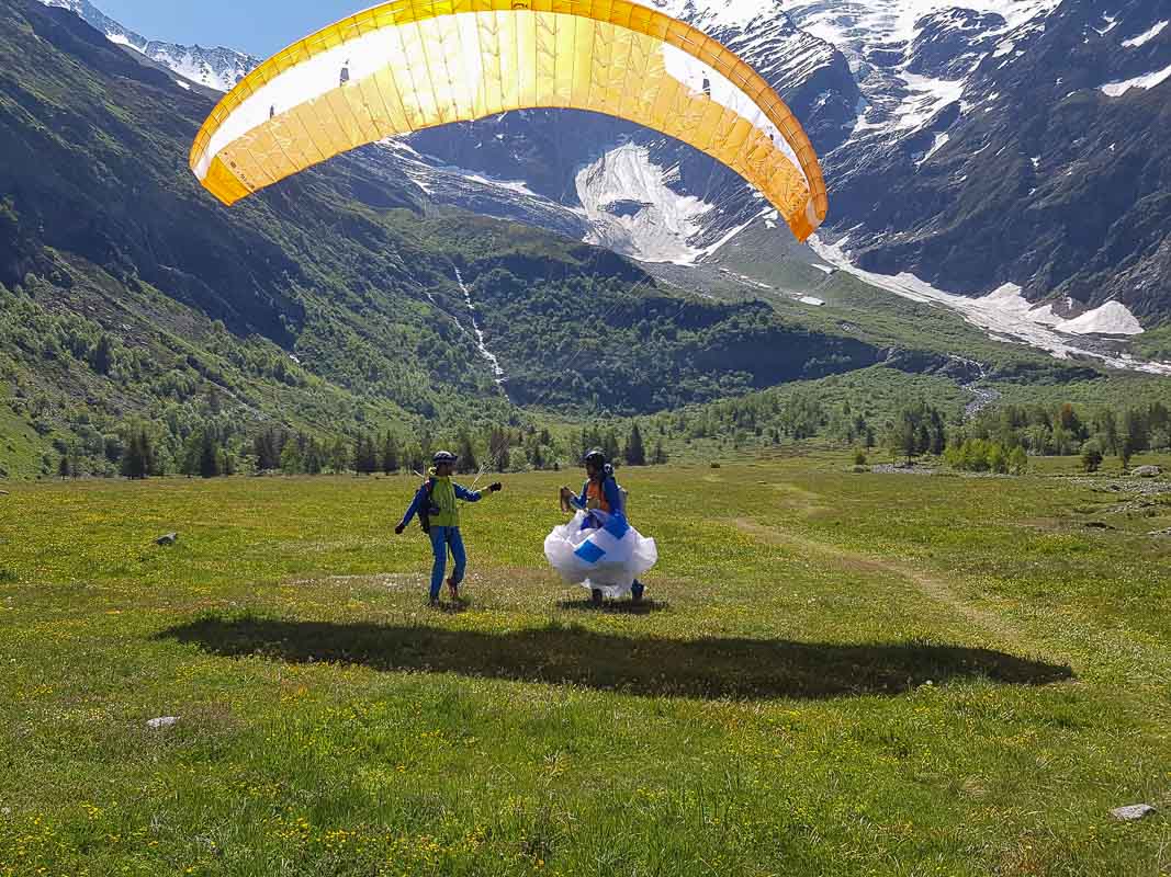arete mettrier miage-10 atterrissage en parapente au pied des dômes de miage vers les chalets