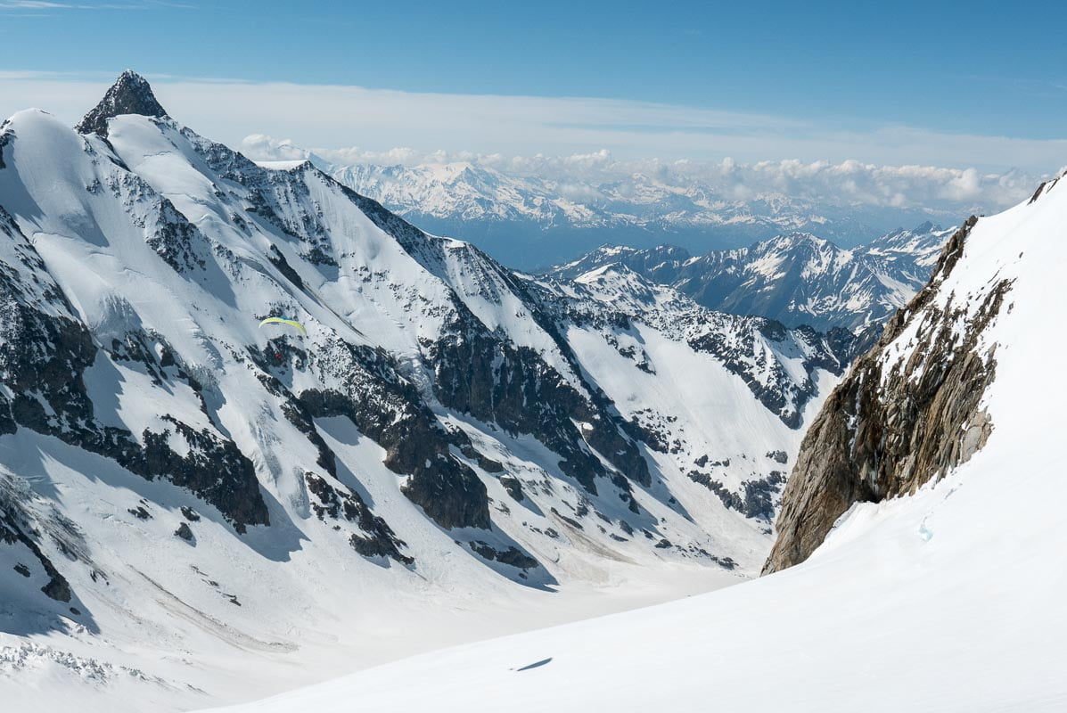 arete mettrier miage-8 décollage des dômes de miage en parapente dans le val de tré la tête vers le refuge des conscrit
