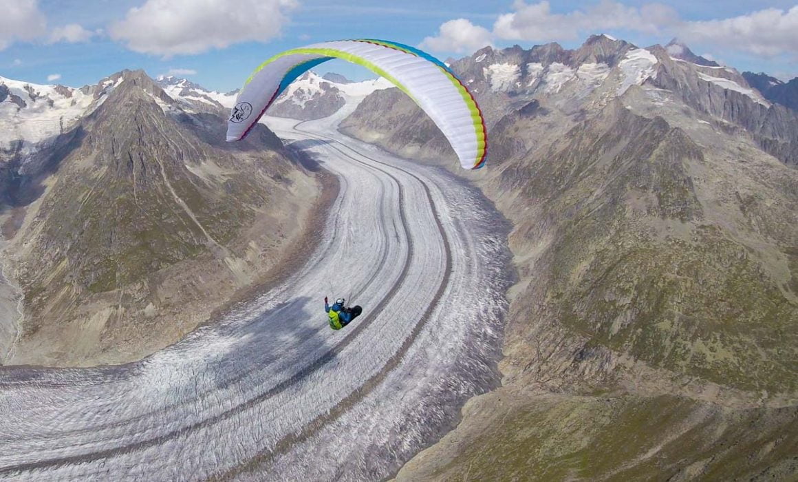 Vol bivouac en suisse depuis chamonix. airdesign soar au dessus du glacier d'aletsch. Parapente en vol