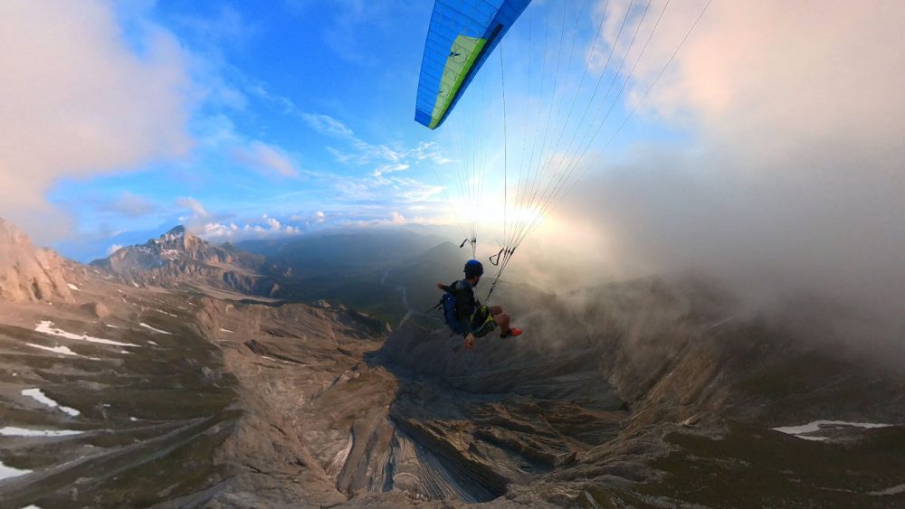 parapente vol rando dans le Dévoluy. Vol en parapente au coucher de soleil après une randonnée vers la tête de l'obiou. Vue sur le grand Ferand