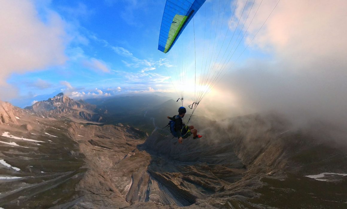 parapente vol rando dans le Dévoluy. Vol en parapente au coucher de soleil après une randonnée vers la tête de l'obiou. Vue sur le grand Ferand