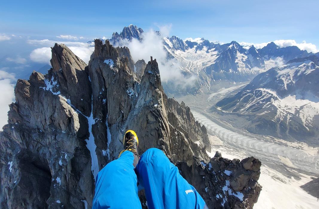 Les aiguilles de chamonix vues depuis mon parapente après avoir décollé de l'Aiguille du plan. Vue aérienne de la mer de glace.