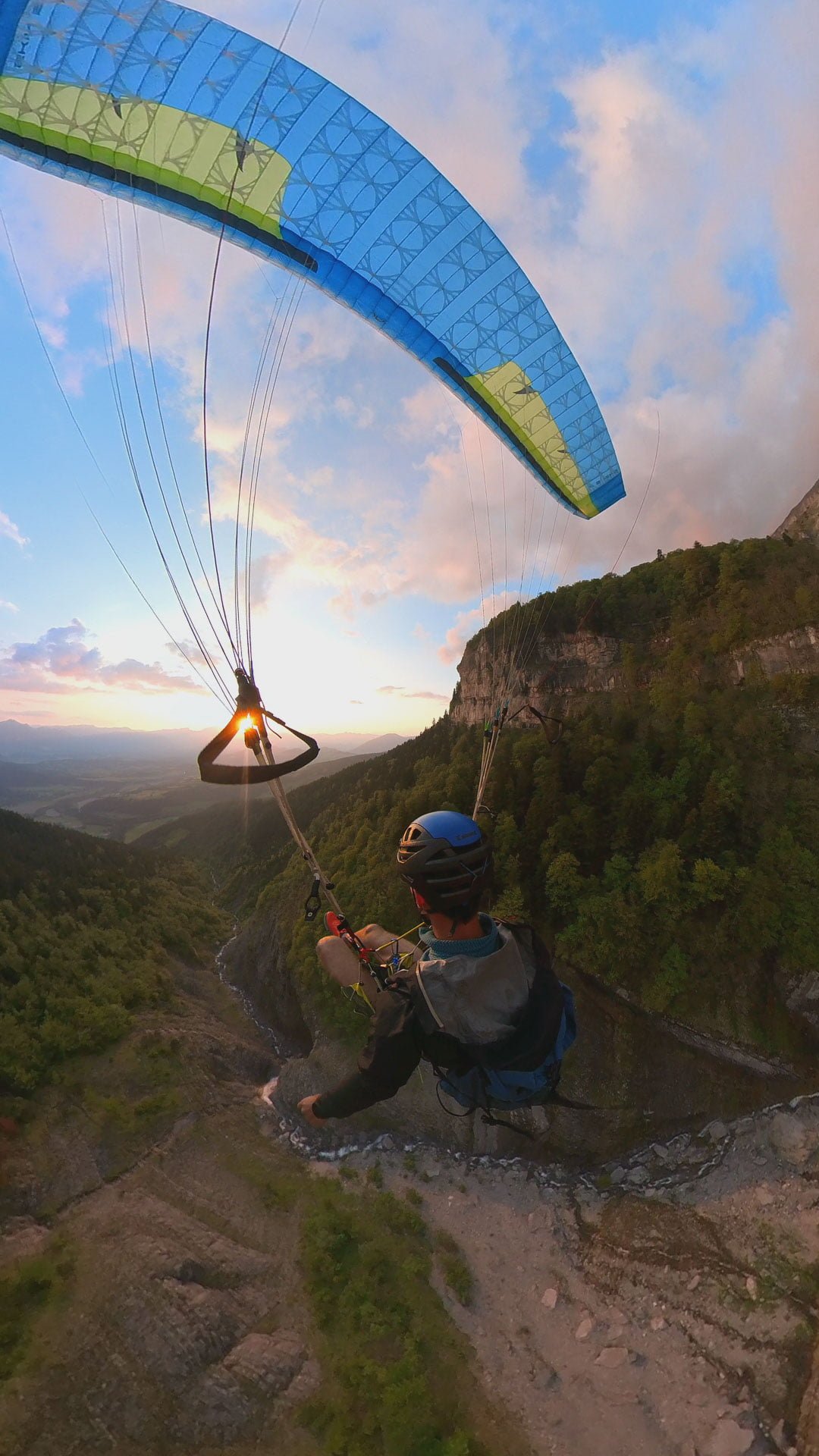 stage-1-3 vol montagne en parapente au coucher du soleil au dessus d'une cascade