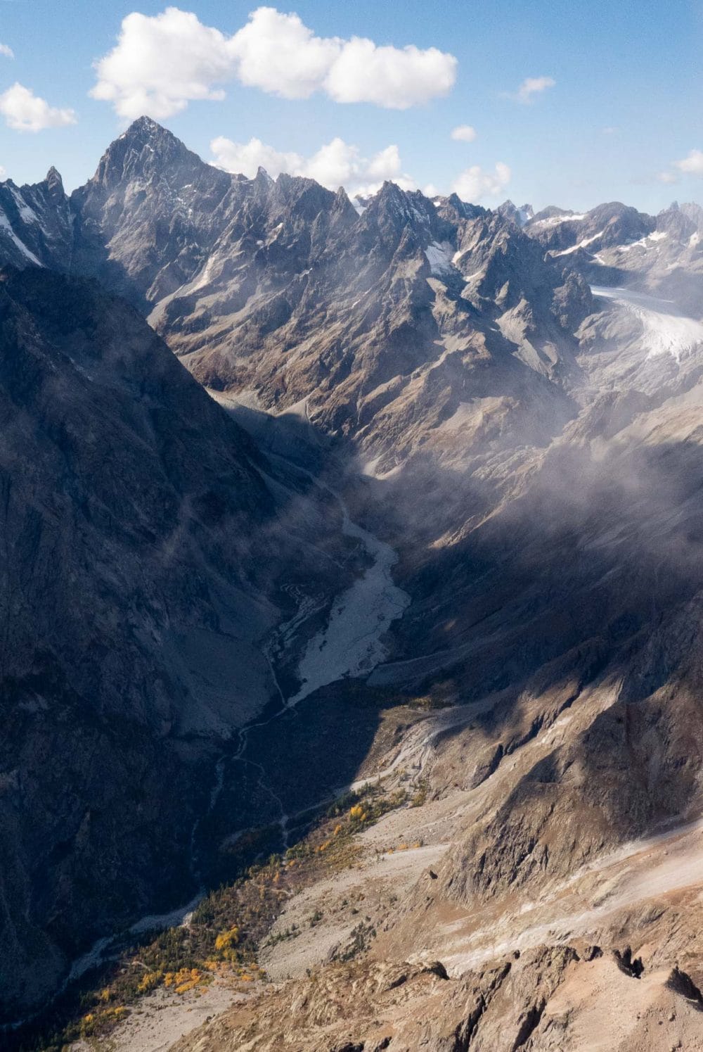 la barre des écrins vue depuis les nuages atteints en parapente