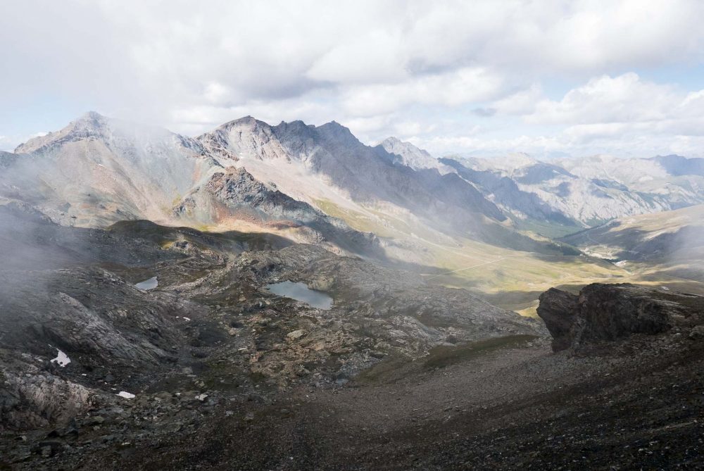 montagnes du queyras dans une légère brume avant un décollage en parapente