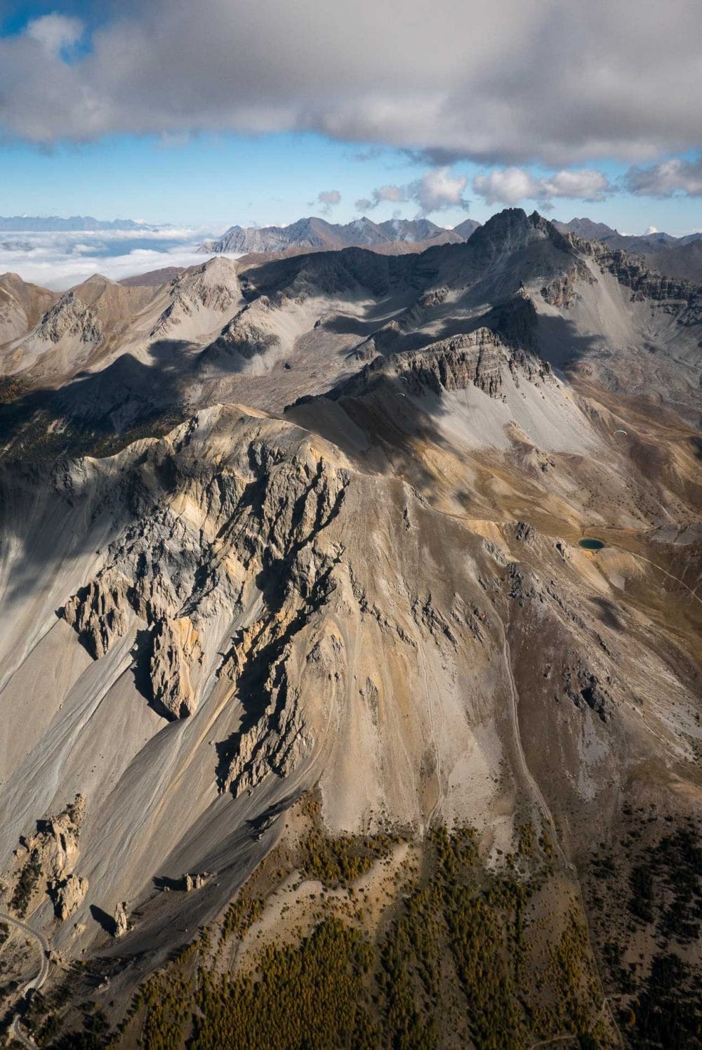 Pic de roche brune dans le queyras survolé en parapente