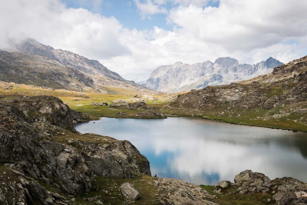 pause au bord d'un lac du queyras avant de finir l'ascension pour décoller en parapente