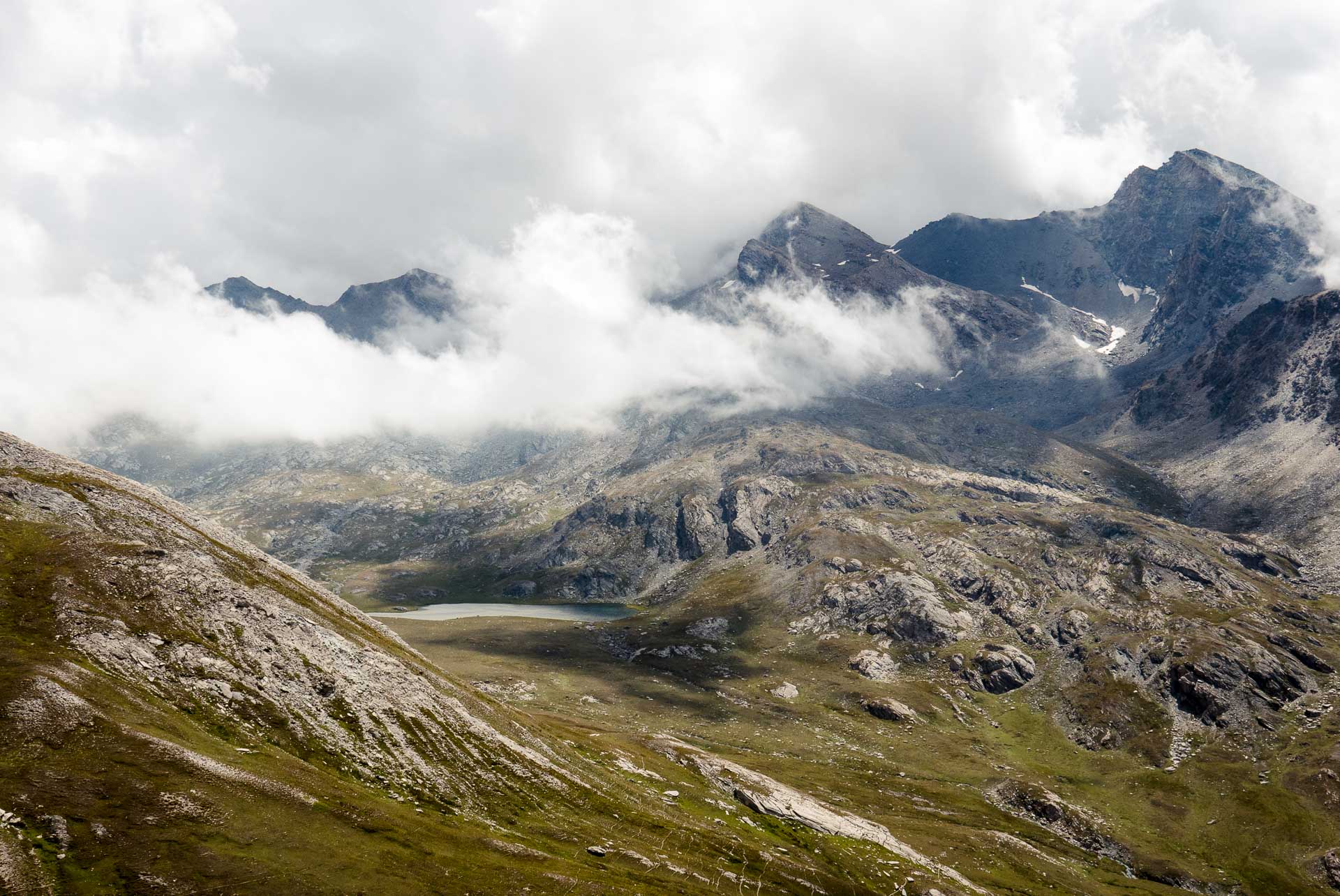montagnes du queyras dans la brume