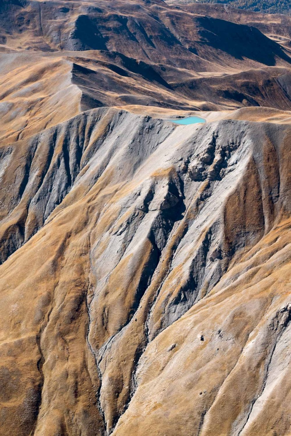 vol au dessus des couleurs d'automne et des lacs bleus dans le queyras