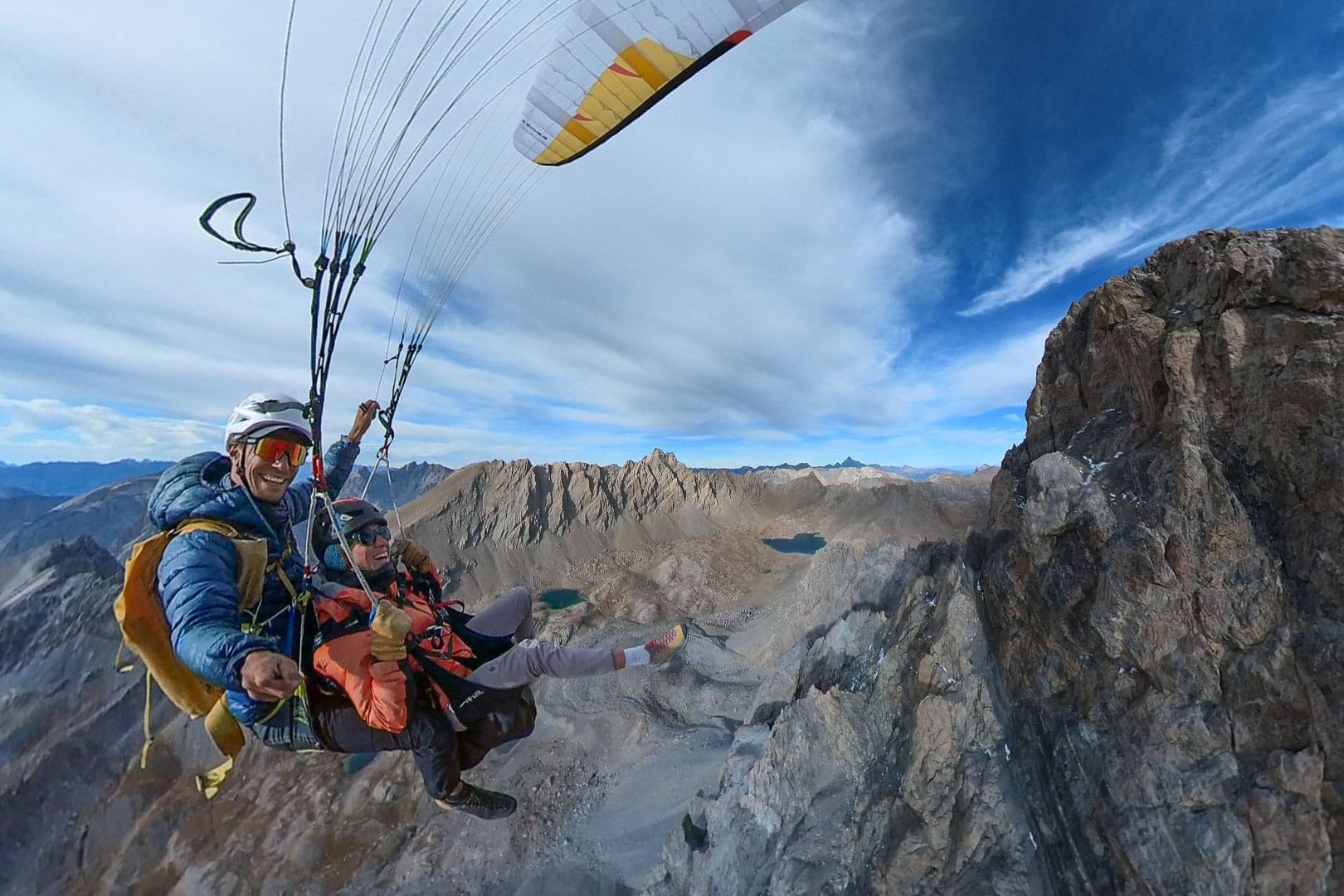 biplace rando-1 Vol en parapente au coucher de soleil après une randonnée dans les hautes alpes dans le secteur de l'baye