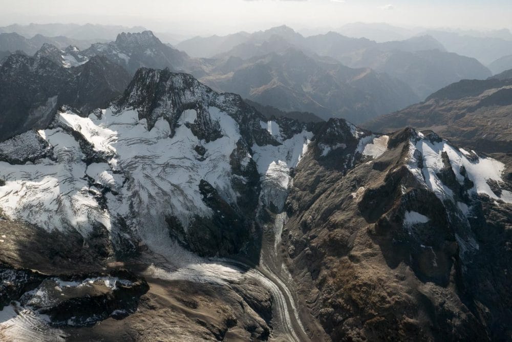 les bans, sommet des écrins lors d'un vol cross en parapente