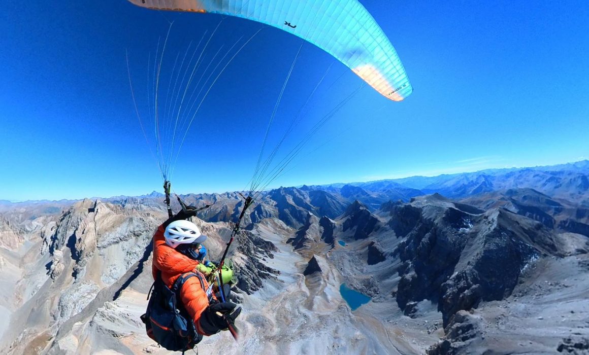 en vol lors d'un baptême de parapente biplace après une randonnée dans le queyras et le val d'escreins