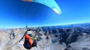 en vol lors d'un baptême de parapente biplace après une randonnée dans le queyras et le val d'escreins