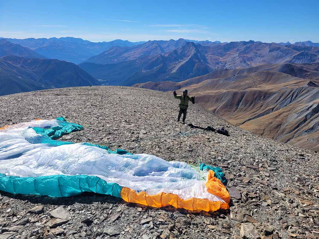 Au sommet de la motrice, a plus de 3000m entre val d'escreins et queyras, un beau décollage de parapente