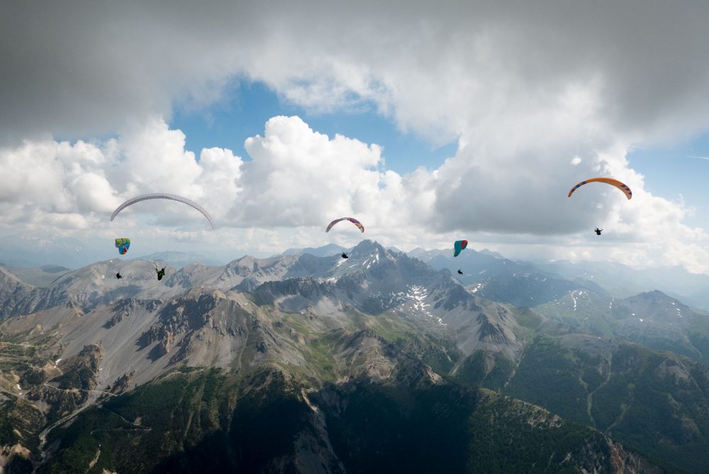 le groupe de stage cross en parapente dans le queyras devant le pic de roche brune