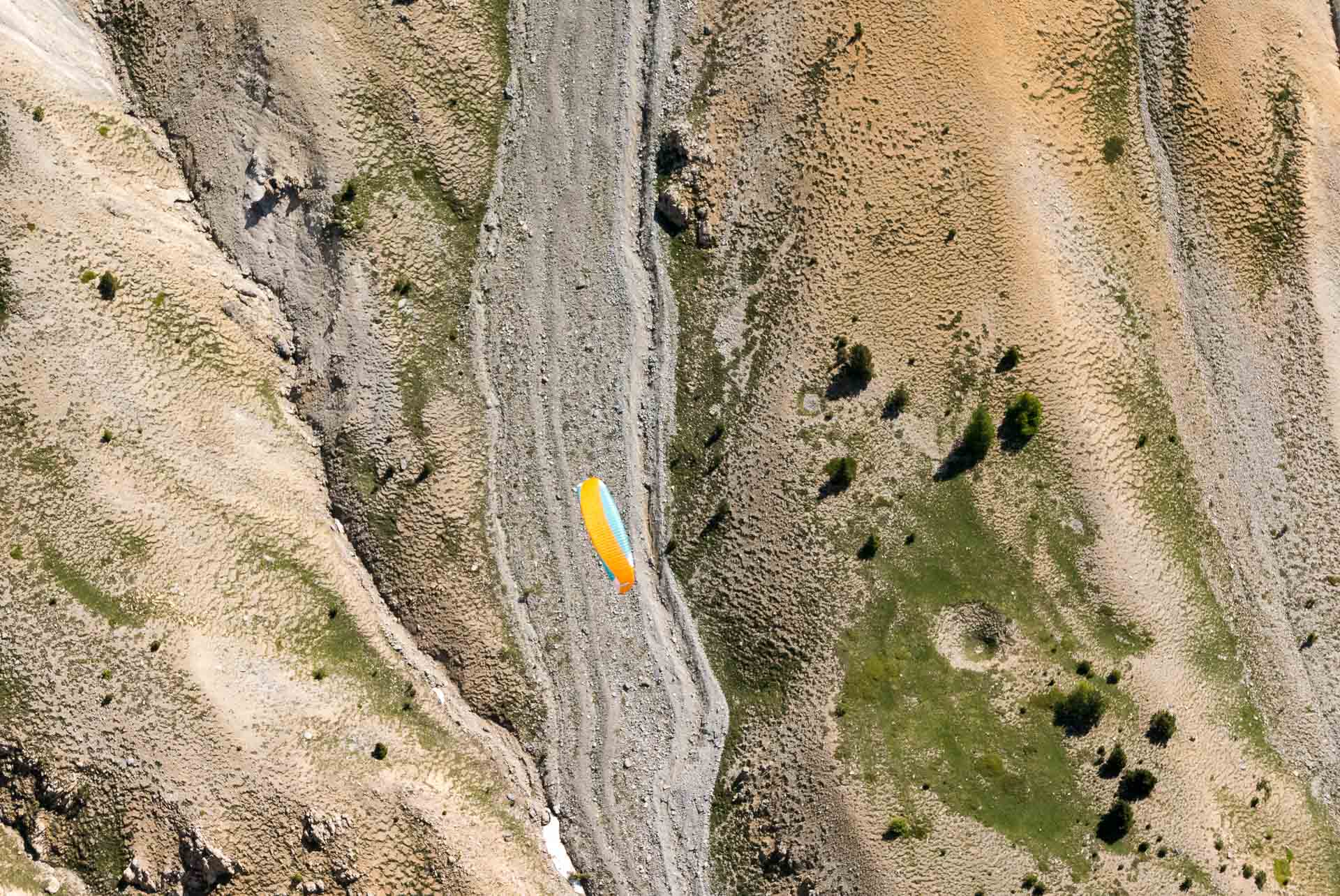 parapente au dessus des couleurs du queyras pendant un stage cross