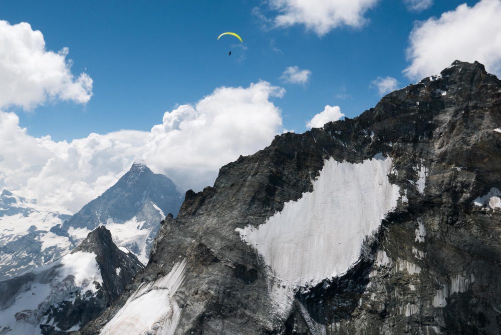 parapente devant la dent blanche et le cervin lors d'un vol bivouac en suisse