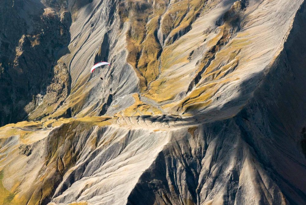 voile de parapente vu en biplace lors d'un cross dans les ecrins