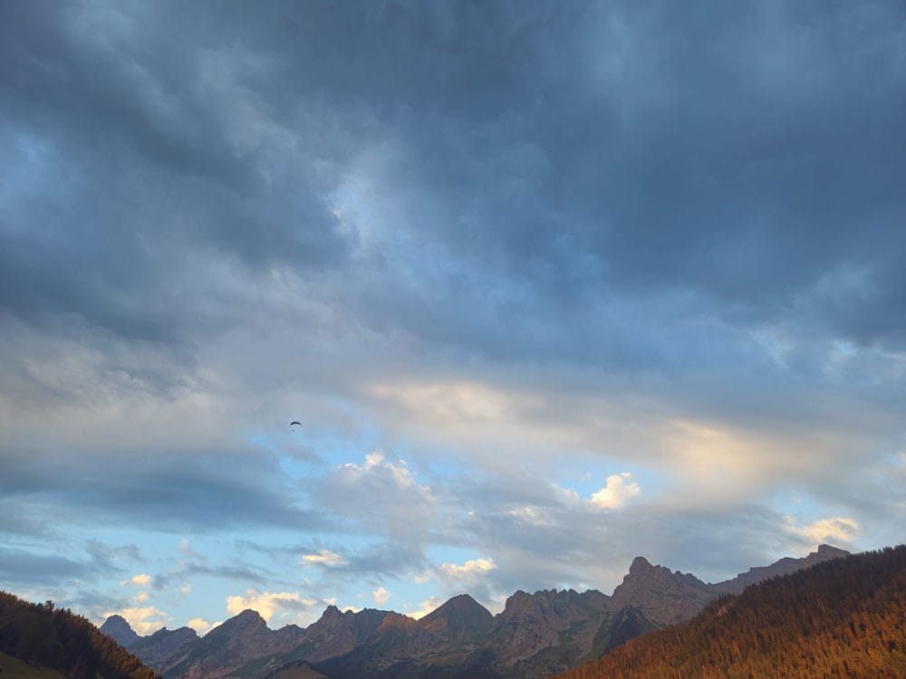 atterrissage au grand bornand après une soirée vol rando au coucher de soleil dans les Aravis pour les élèves Airlinks.