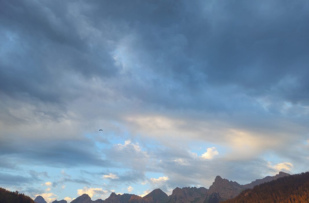 atterrissage au grand bornand après une soirée vol rando au coucher de soleil dans les Aravis pour les élèves Airlinks.