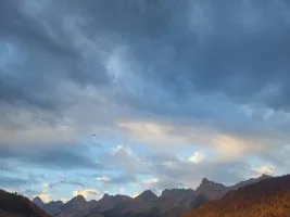 atterrissage au grand bornand après une soirée vol rando au coucher de soleil dans les Aravis pour les élèves Airlinks.