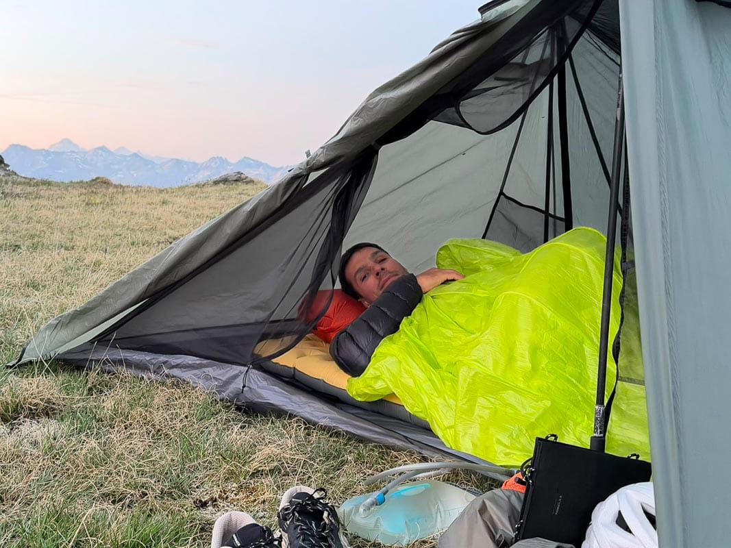 vol_bivouac_zeolite-7-2 dormir dans la tente durston avec sa voile comme couverture et la sellette en oreiller