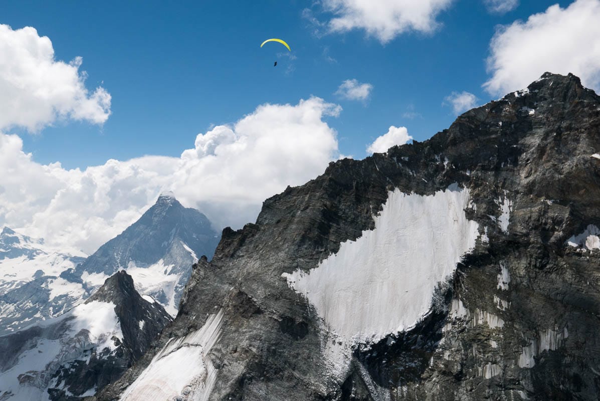 vol_bivouac_zeolite-7 Parapente cross au dessus des glaciers suisses devant la dent blanche et le matterhorn