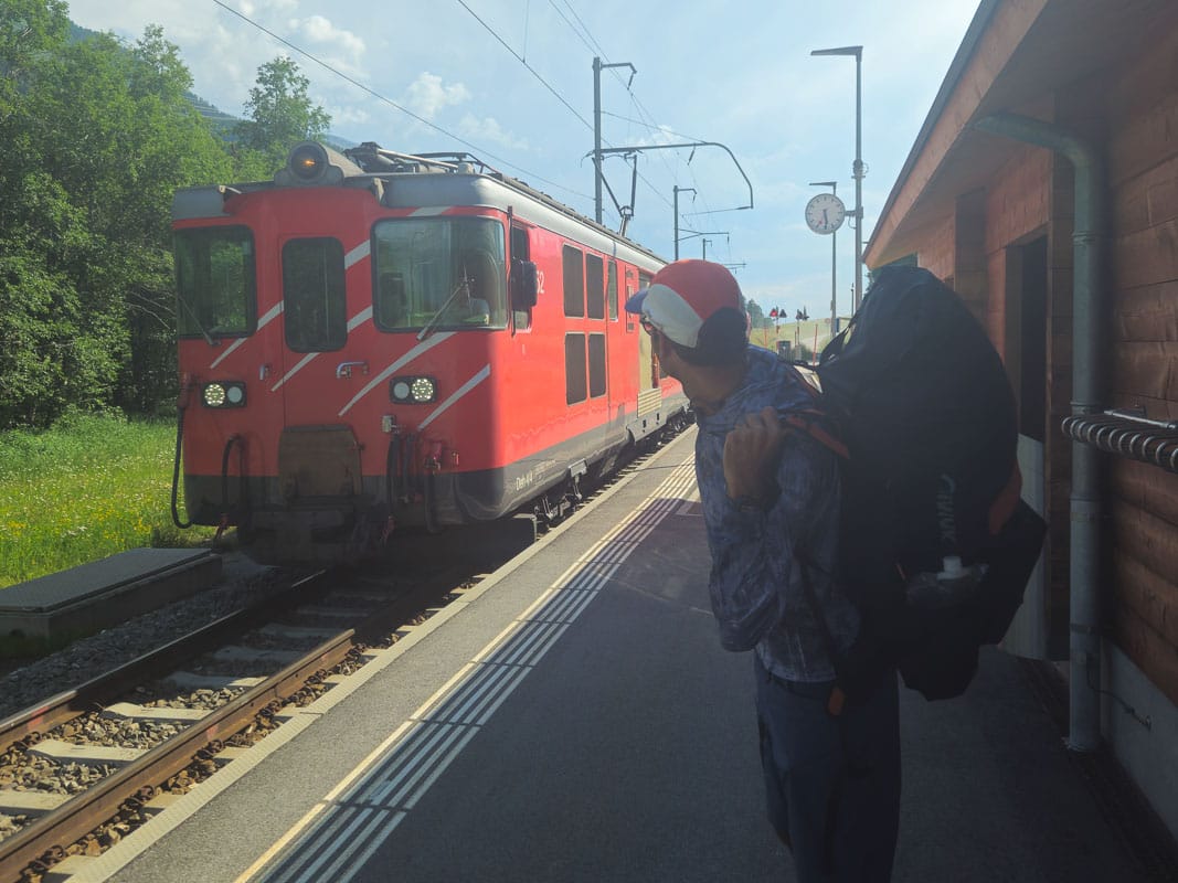 prendre le train avec son matériel de parapente et randonnée pour aller marcher et voler dans les hautes alpes